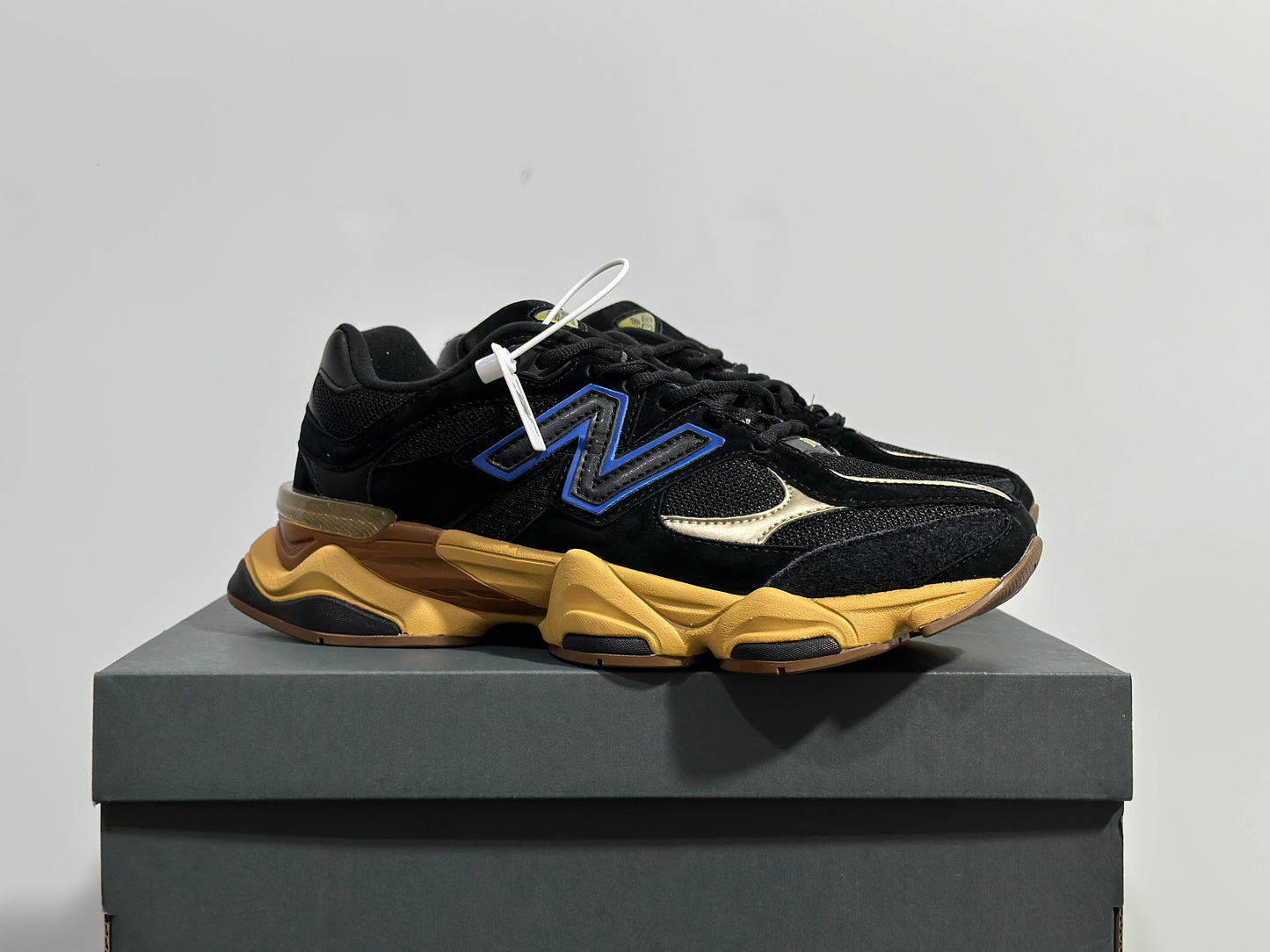 New Balance "9060 Black & Gold"