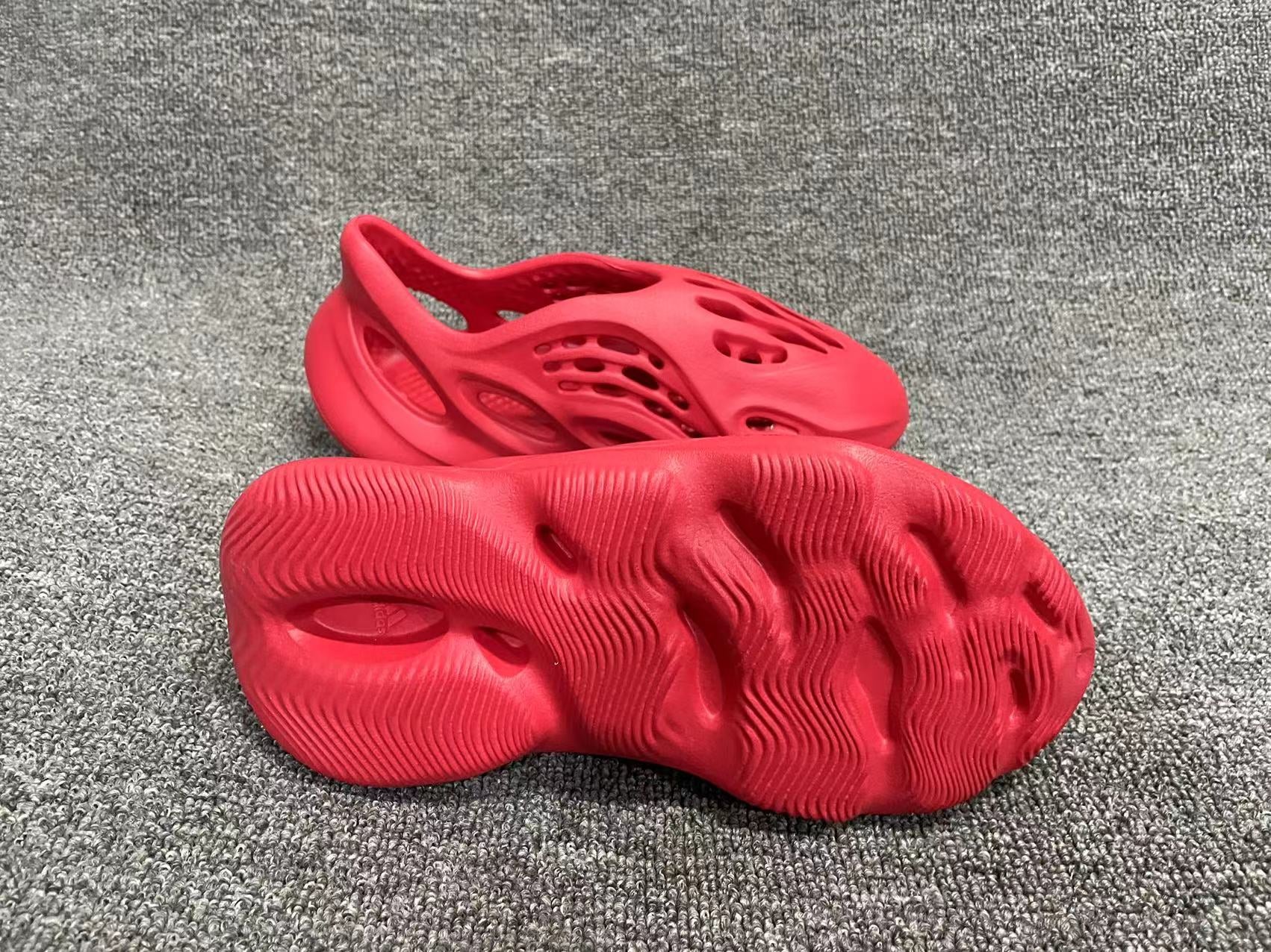 高評価定番adidas YEEZY Foam Runner \