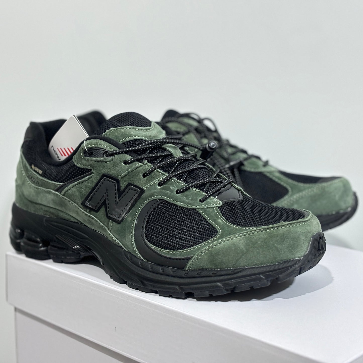 New Balance "2002R - Black & Green"