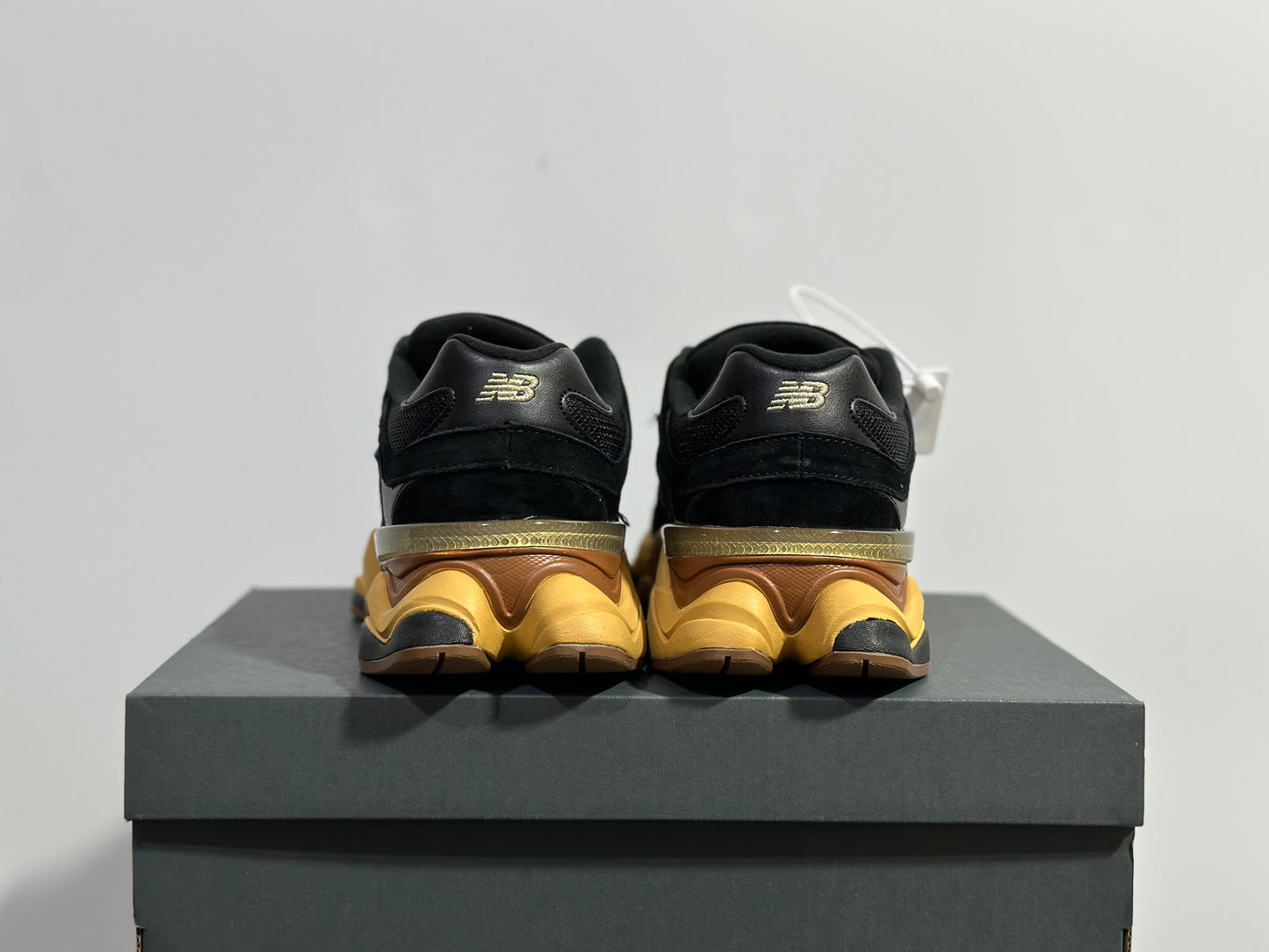 New Balance "9060 Black & Gold"