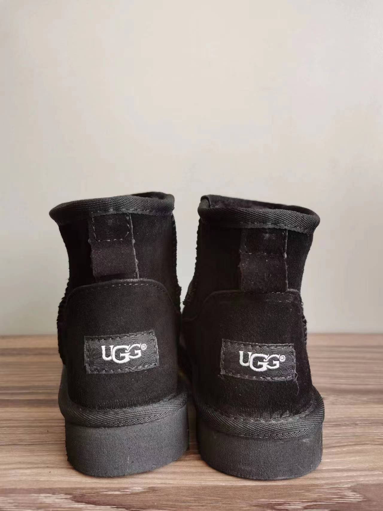 UGG "Classic Mini Boot Platform - Black"
